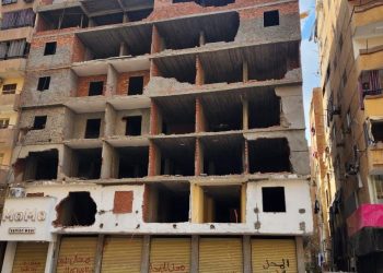 إزالة عقار مخالف بالكامل من 8 طوابق في منطقة عين شمس