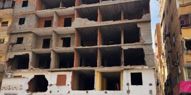 إزالة عقار مخالف بالكامل من 8 طوابق في منطقة عين شمس