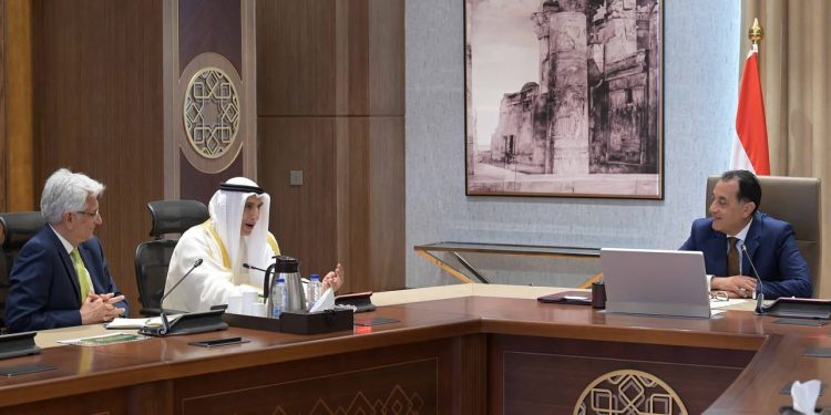 رئيس الوزراء يلتقي وفد الصندوق العربي للإنماء الاقتصادي والاجتماعي