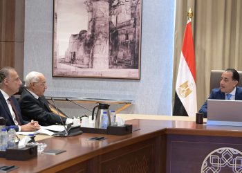 رئيس الوزراء يلتقي أعضاء اللجنة الاستشارية للشئون السياسية