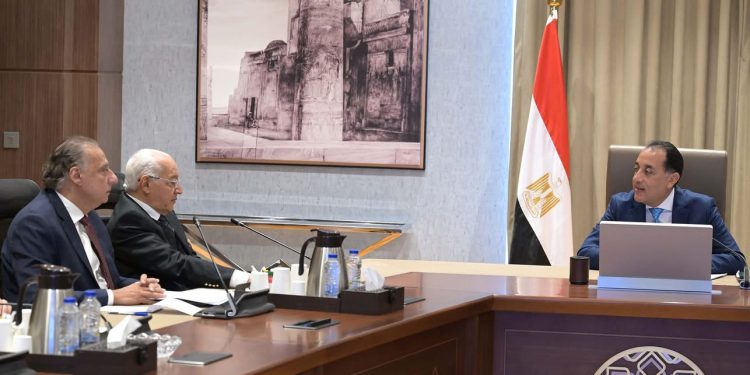 رئيس الوزراء يلتقي أعضاء اللجنة الاستشارية للشئون السياسية