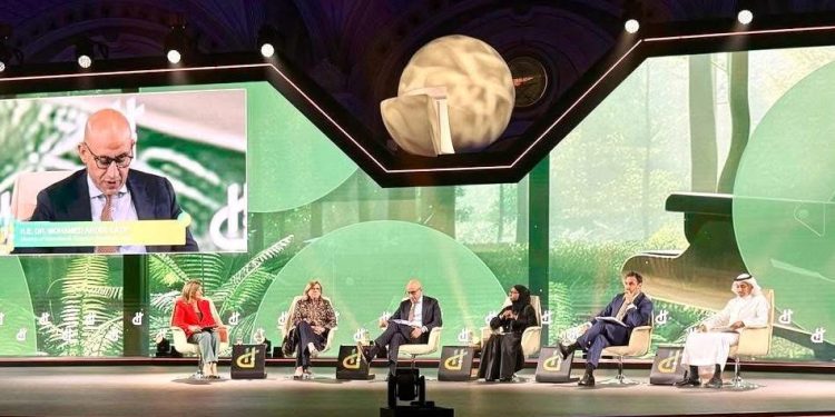 الوزير محمد عبد اللطيف يستعرض الرؤية المصرية لمواءمة التعليم مع سوق العمل