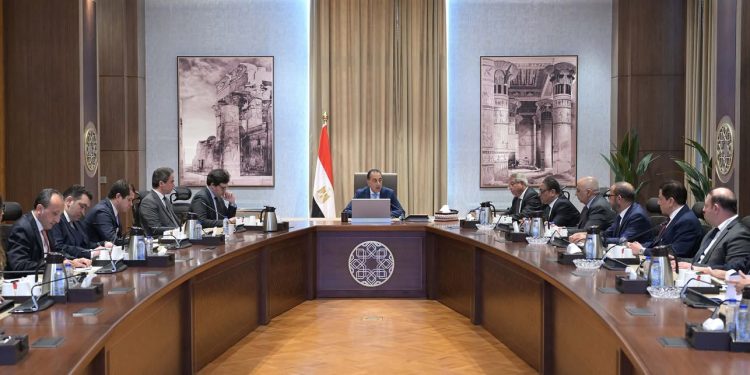 رئيس الوزراء يلتقي أعضاء اللجنة المُشكلة لبحث تحديات ومستقبل الإعلام والدراما المصرية