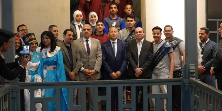 محافظ القاهرة يتفقد متحف “محفوظ” ويلتقي بزواره