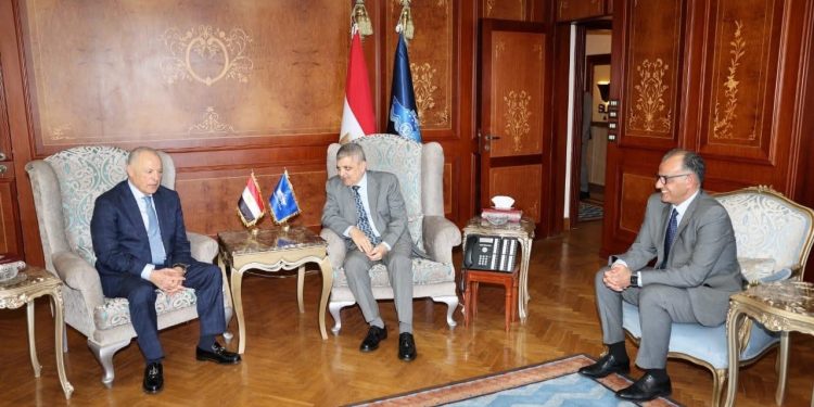 الفريق أسامة ربيع رئيس هيئة قناة السويس يستقبل أبو ريدة لمناقشة الاستعدادات لكأس الأمم تحت 20 عامًا