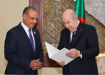 وزير الخارجية والهجرة يسلم رسالة خطية من  رئيس الجمهورية إلى الرئيس الجزائري