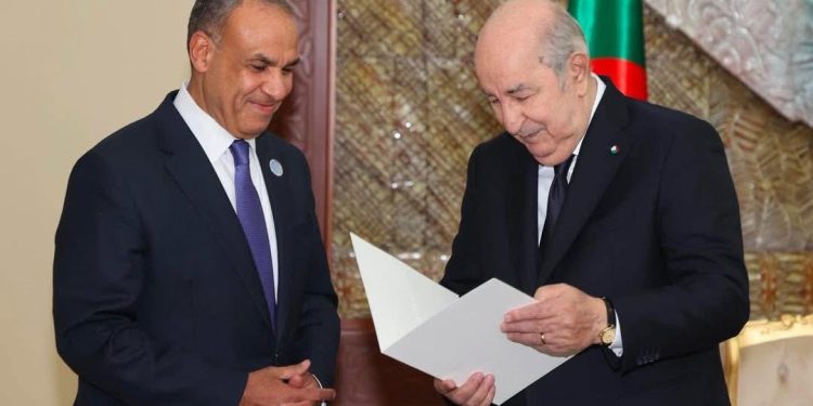 وزير الخارجية والهجرة يسلم رسالة خطية من  رئيس الجمهورية إلى الرئيس الجزائري