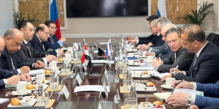 وزير الكهرباء يجتمع مع رئيس شركة “روسآتًوم” الروسية