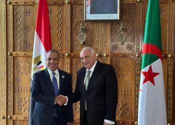 وزير الخارجية والهجرة يعقد جلسة مباحثات مع نظيره الجزائري