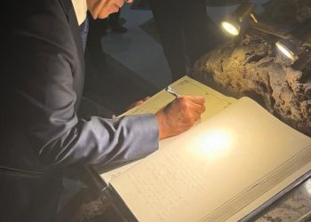 وزير الخارجية يزور النصب التذكاري بمقام الشهيد في العاصمة الجزائر