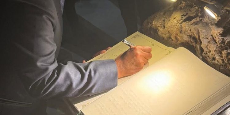 وزير الخارجية يزور النصب التذكاري بمقام الشهيد في العاصمة الجزائر