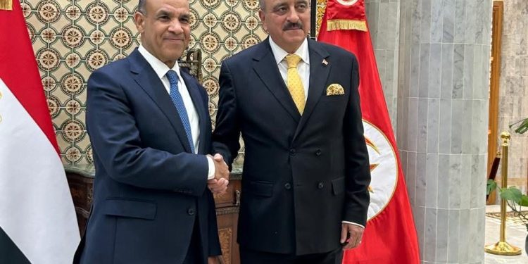 وزير الخارجية والهجرة يعقد جلسة مباحثات مع نظيره التونسي
