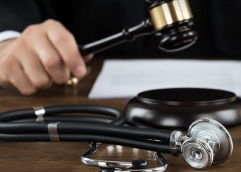 نقابة الأطباء تحيل طبيب للتحقيق بعد تصريحات مسيئة لمهنة التمريض