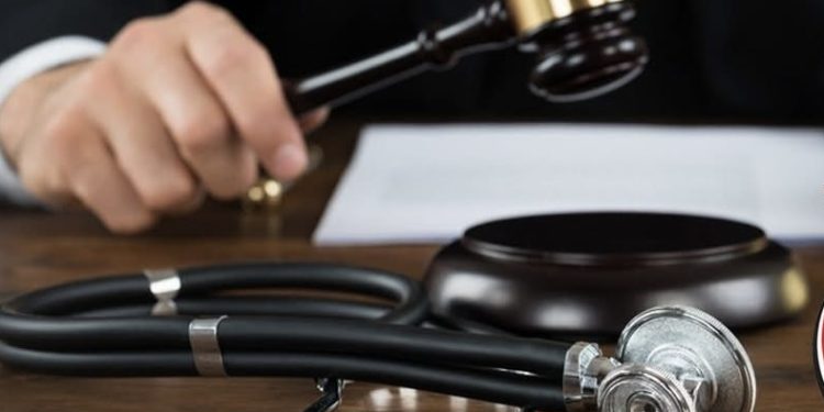 نقابة الأطباء تحيل طبيب للتحقيق بعد تصريحات مسيئة لمهنة التمريض