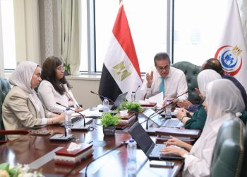 نائب رئيس الوزراء وزير الصحة يبحث مقترحات لتطوير الخدمات الطبية وتوطين صناعة فلاتر الغسيل الكلوي