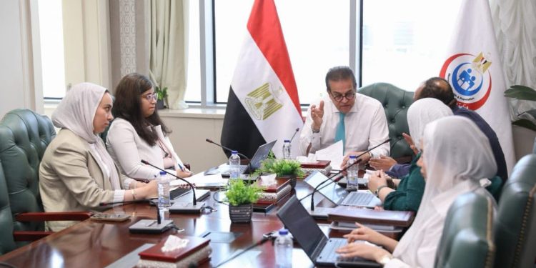 نائب رئيس الوزراء وزير الصحة يبحث مقترحات لتطوير الخدمات الطبية وتوطين صناعة فلاتر الغسيل الكلوي