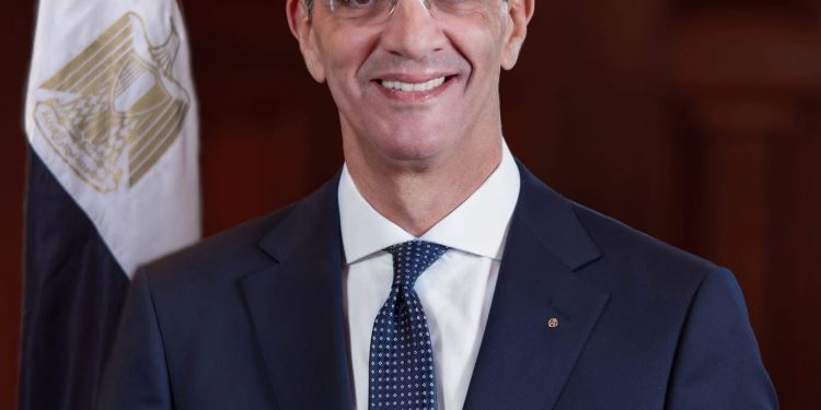 وزير الاتصالات يغادر إلى دبي للمشاركة فى فعاليات قمة “الآلات يمكنها أن ترى”