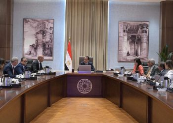 رئيس الوزراء يبحث سبل تعزيز الشراكة مع القطاع الخاص في ملف المدارس الفنية المتخصصة