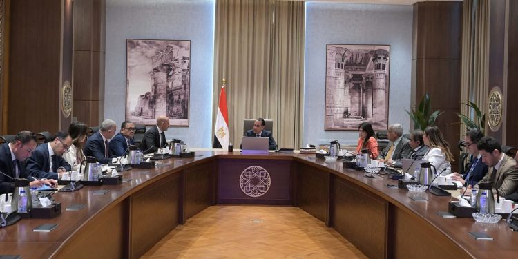 رئيس الوزراء يبحث سبل تعزيز الشراكة مع القطاع الخاص في ملف المدارس الفنية المتخصصة