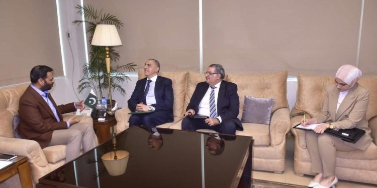 السفير المصري في اسلام أباد يلتقي بوزير الصحة الباكستاني
