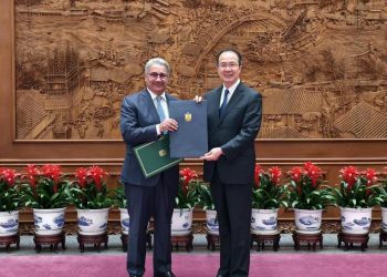 سفير مصر في الصين يسلم صورة أوراق الاعتماد إلى مساعد وزير الخارجية الصيني