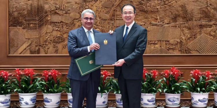 سفير مصر في الصين يسلم صورة أوراق الاعتماد إلى مساعد وزير الخارجية الصيني