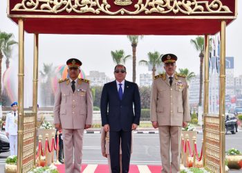 السيسى يضع إكليل من الزهور علي النصب التذكارى للجندى المجهول بمدينة نصر