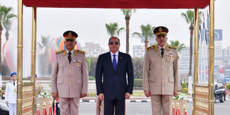 السيسى يضع إكليل من الزهور علي النصب التذكارى للجندى المجهول بمدينة نصر