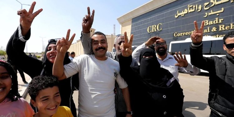 الإفراج بالعفو عن عدد من النزلاء المحكوم عليهم بمناسبة الاحتفال بعيد تحرير سيناء