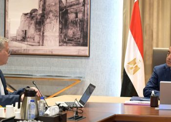 رئيس الوزراء يتابع مع وزير البترول عددًا من ملفات العمل