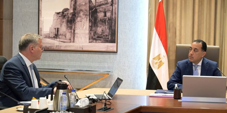 رئيس الوزراء يتابع مع وزير البترول عددًا من ملفات العمل