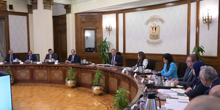 رئيس الوزراء يتابع إجراءات تيسير  الحصول على التراخيص المختلفة