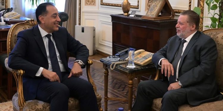 رئيس الوزراء يلتقي محافظ البنك المركزي لمتابعة عدد من الملفات