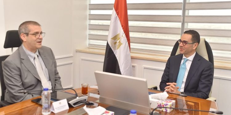 مصر تعمل على بناء استراتيجية واضحة لصناعة الغزل والنسيج