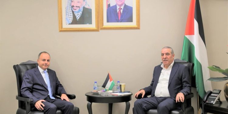 سفير مصر في رام الله يلتقي نائب رئيس اللجنة التنفيذية لمنظمة التحرير الفلسطينية