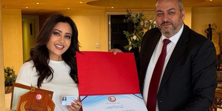 نقيب الموسيقيين التونسي يكرم المطربة لطيفة خلال زيارته القاهرة