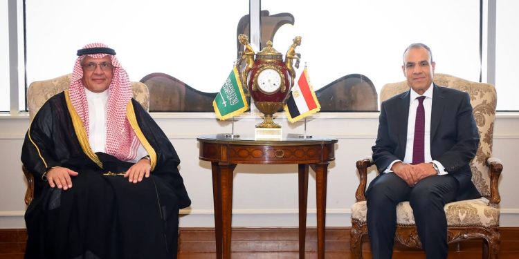 وزير الخارجية والهجرة يستقبل أمين مجلس التنسيق الأعلى المصري السعودي