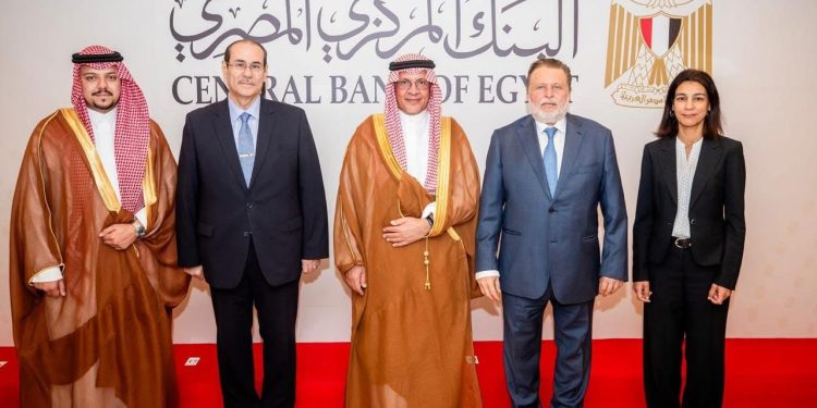 محافظ البنك المركزي المصري يلتقي الأمين العام للمجلس التنسيقي المصري السعودي لبحث أوجه التعاون المشترك