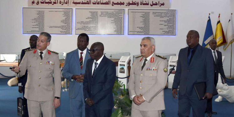 مجمع الصناعات الهندسية لإدارة المركبات بـالقوات المسلحة يستقبل وفد أوغندى برئاسة المفتش العام لوزارة الداخلية الأوغندية 