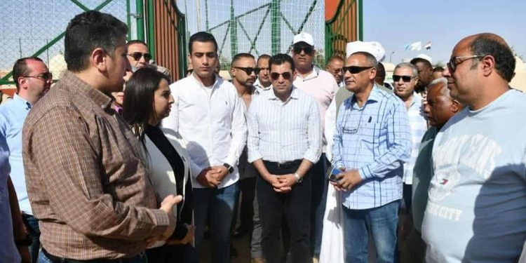 وزير الشباب والرياضة يفتتح الملعب الخماسي بمركز شباب حلايب ويوجه بتطوير المبني الإداري وإنشاء ملعب متعدد