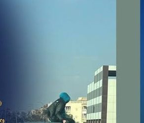 عرضت حياة نجلها للخطر..  ضبط سيدة سمحت لنجلها بالجلوس على سقف السيارة