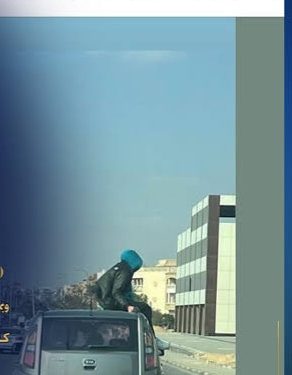 عرضت حياة نجلها للخطر..  ضبط سيدة سمحت لنجلها بالجلوس على سقف السيارة