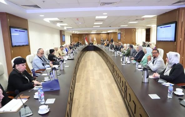 وزير العمل يفتتح ورشة عمل لمناقشة مشروع “الملف الوطنى للسلامة والصحة المهنية”