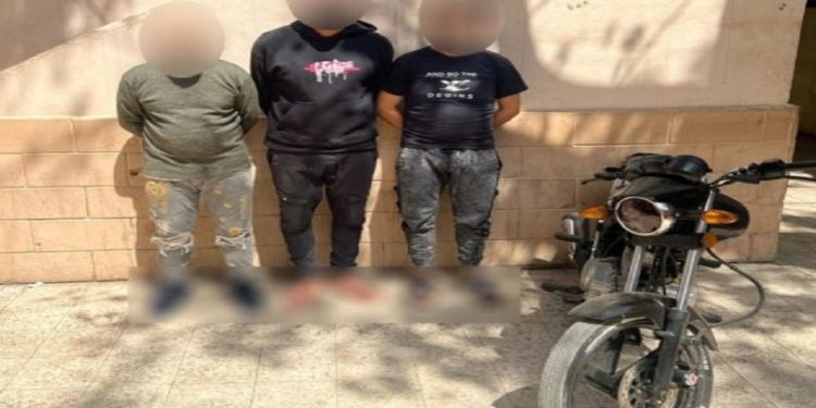 القبض على عناصر فيديو السير عكس الاتجاه بموتوسيكل وسرقة مواطن بالجيزة