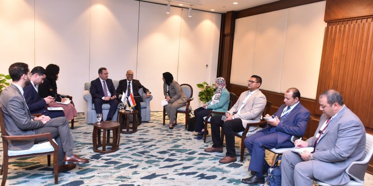 وزير العمل يلتقي وفدًا من مركز العمل للتعاون الإسلامي لبحث ملفات مشتركة
