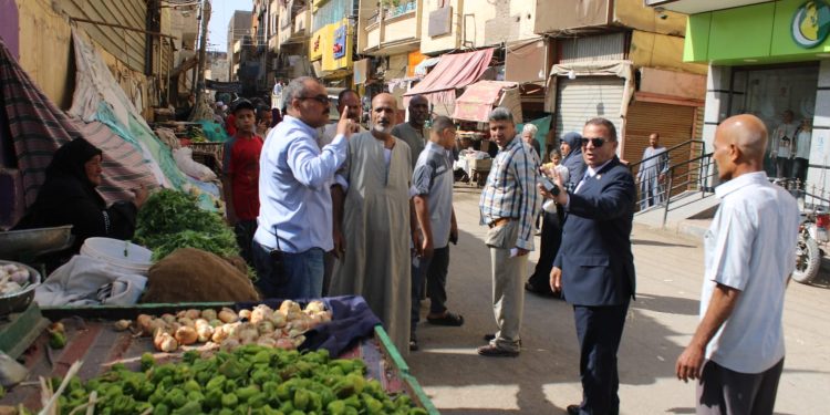 رئيس مركز أرمنت بالأقصر يتفقد شارع التحرير ويوجه برفع الإشغالات
