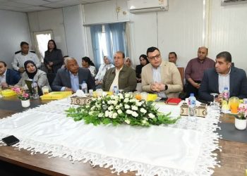 وزير الإسكان يعقد اجتماعًا مع الشركات العاملة بحدائق تلال الفسطاط لمتابعة الموقف التنفيذي للمشروع