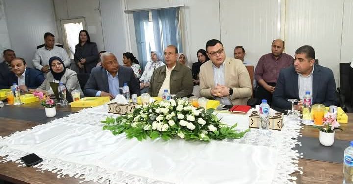 وزير الإسكان يعقد اجتماعًا مع الشركات العاملة بحدائق تلال الفسطاط لمتابعة الموقف التنفيذي للمشروع