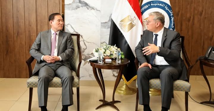 وزير البترول والثروة المعدنية يستقبل رئيس مؤسسة البترول الوطنية الكورية والوفد المرافق له لبحث الفرص الاستثمارية المتاحة بقطاع البترول المصرى