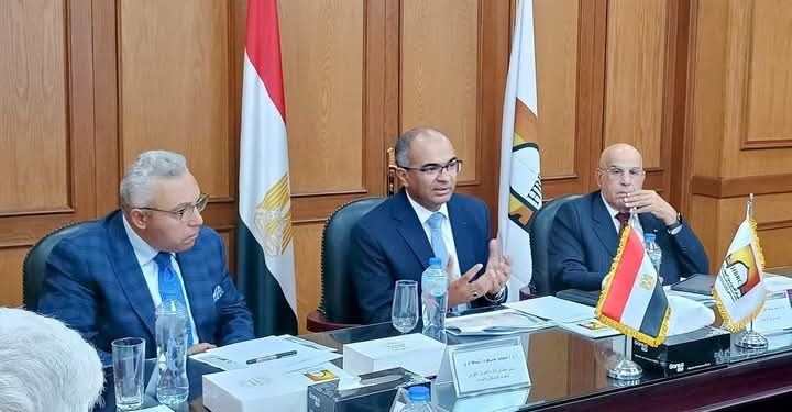 نائب وزير الإسكان يعقد اجتماعًا موسعًا مع اللجنة التنسيقية العليا لتحديث منظومة أكواد مياه الشرب والصرف الصحي